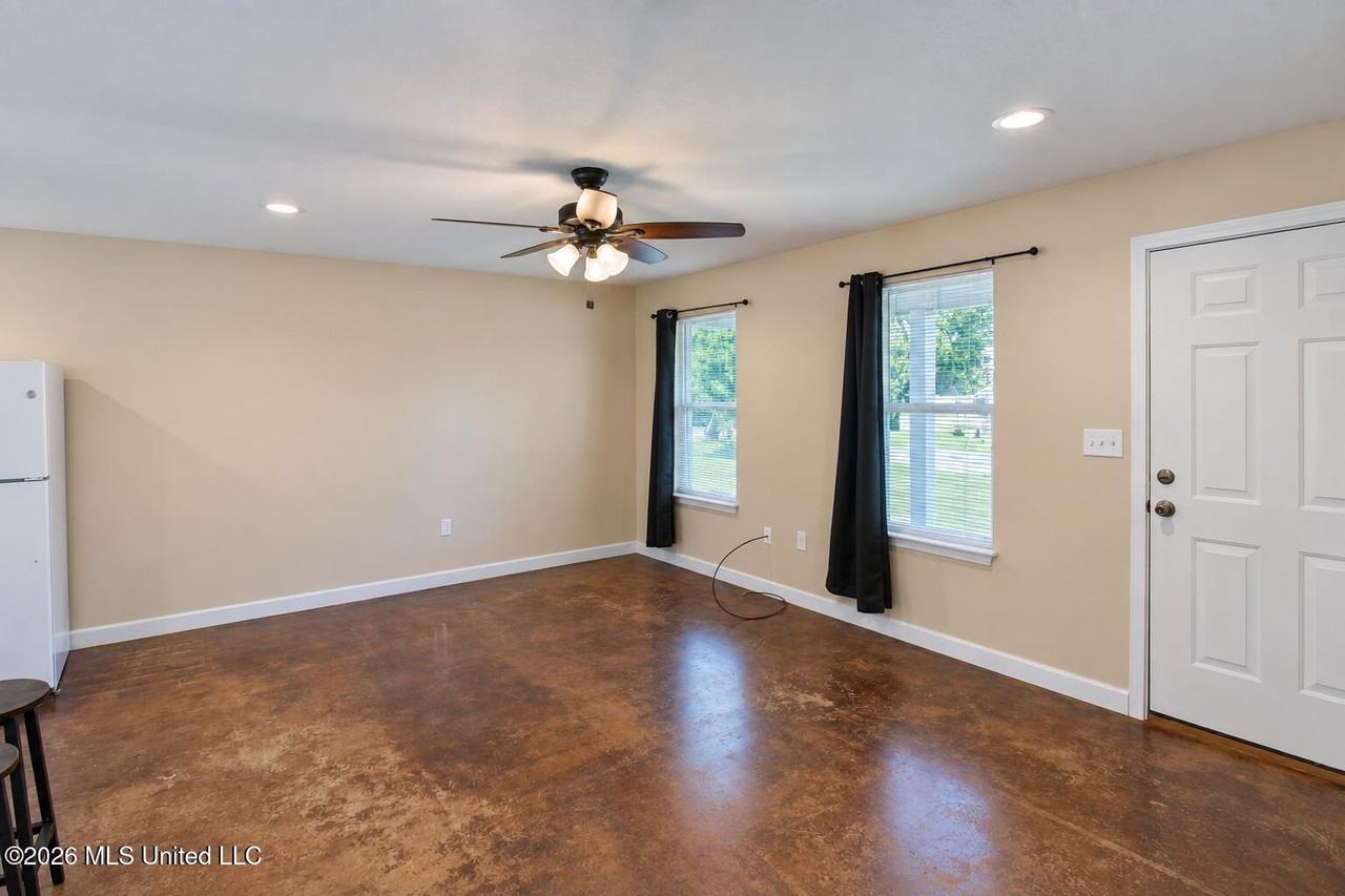 50 Plum St - Photo 2 of 15