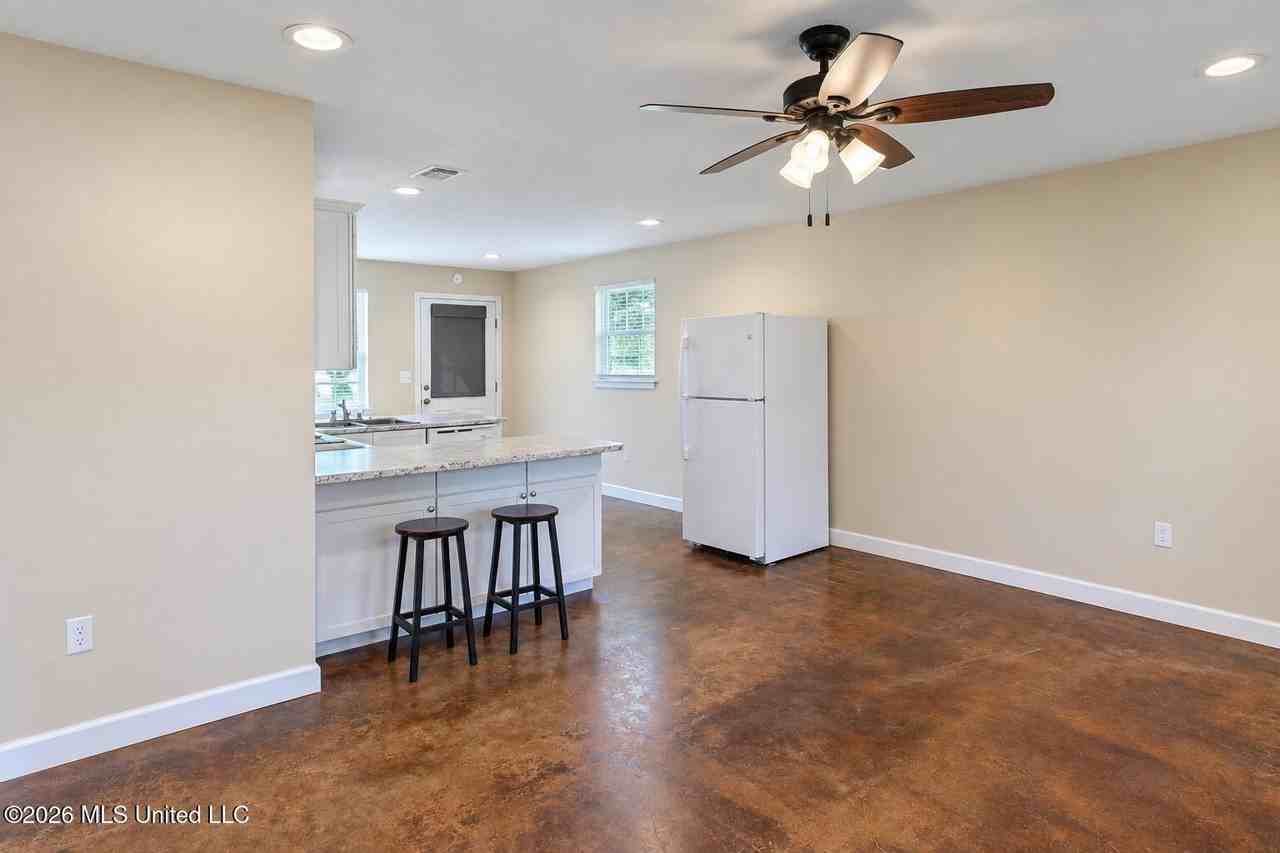 50 Plum St - Photo 3 of 15