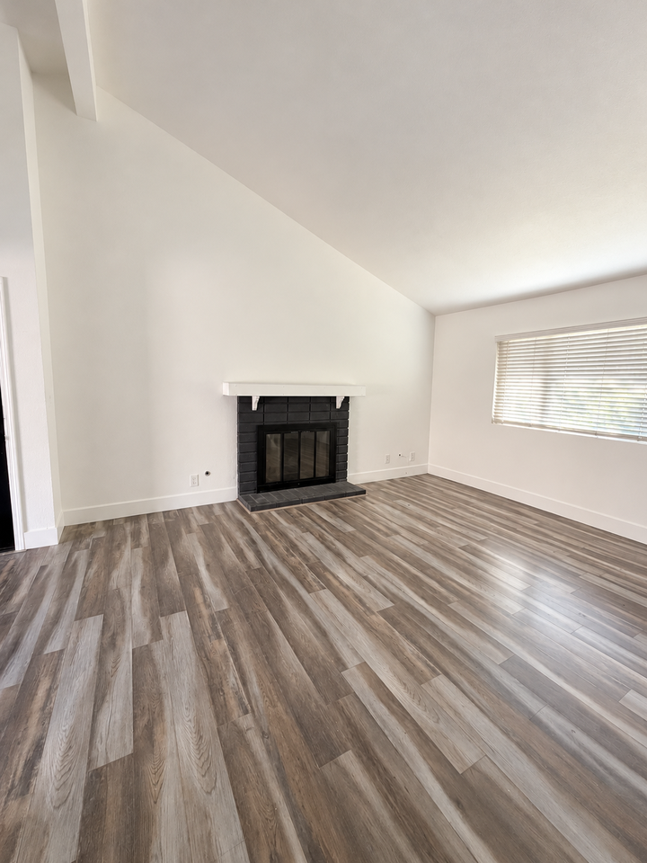 1915 S Mountain Ave #3 - Photo 3 of 4