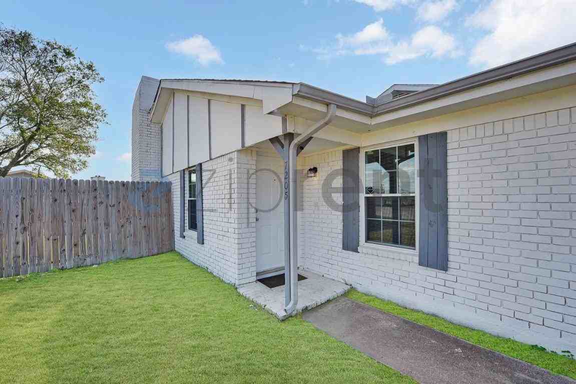 7205 Lake Country Dr - Photo 4 of 26