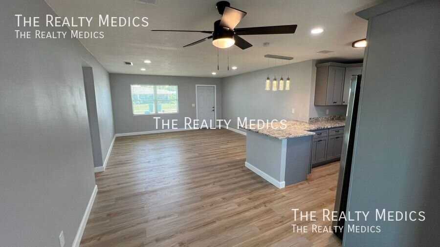916 Juniper Ln - Photo 2 of 32