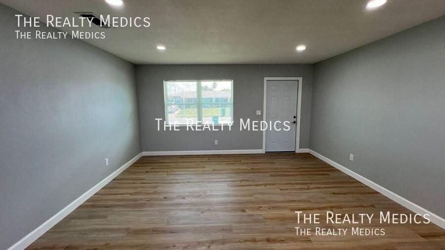 916 Juniper Ln - Photo 3 of 32