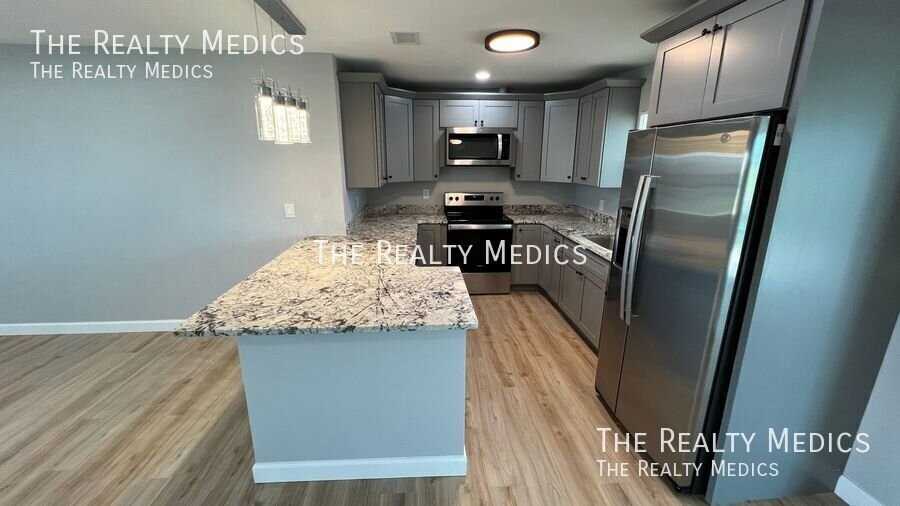 916 Juniper Ln - Photo 7 of 32