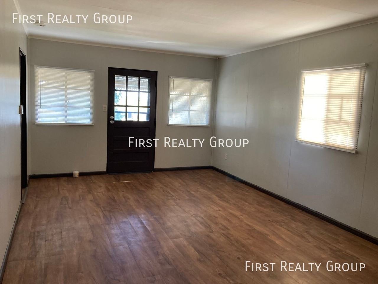 1018 Holly Ave - Photo 2 of 11