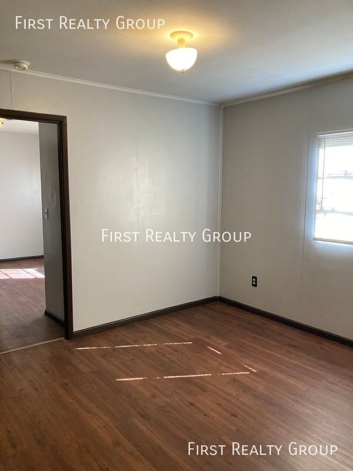 1018 Holly Ave - Photo 7 of 11
