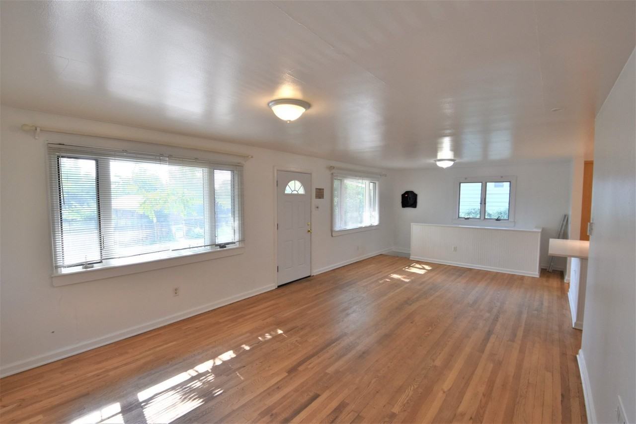 709 18th St - Photo 4 of 17