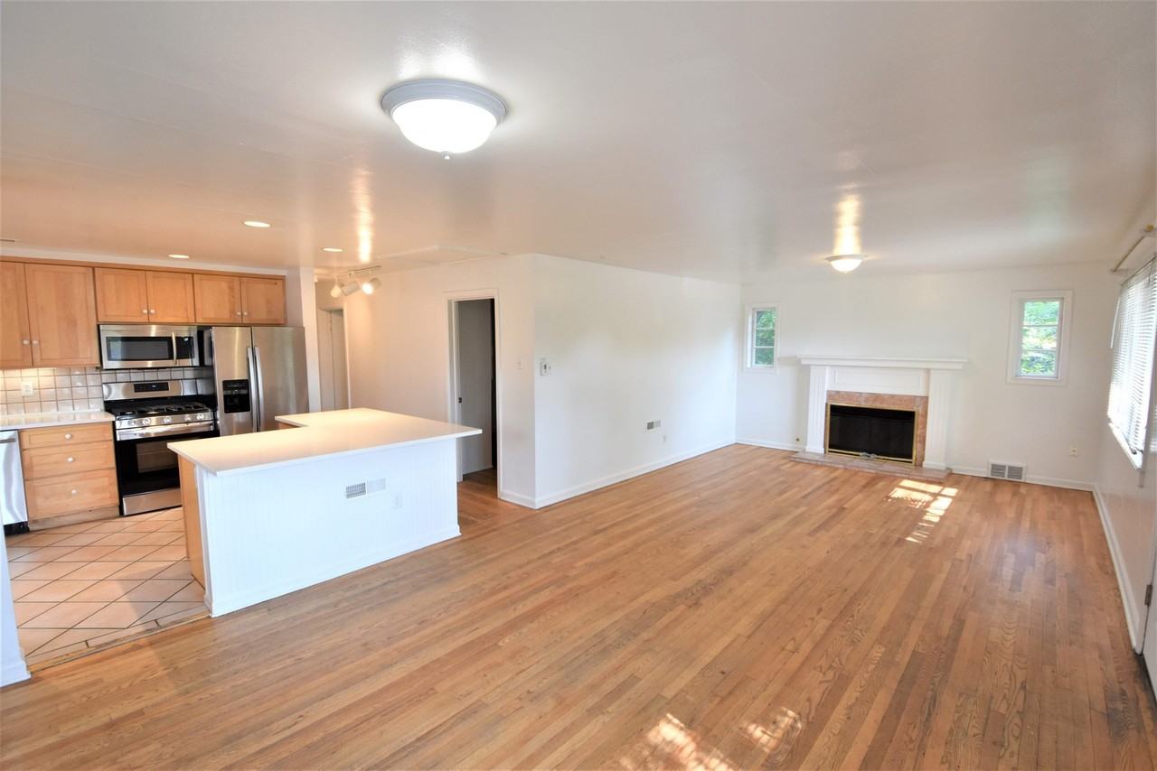 709 18th St - Photo 5 of 17