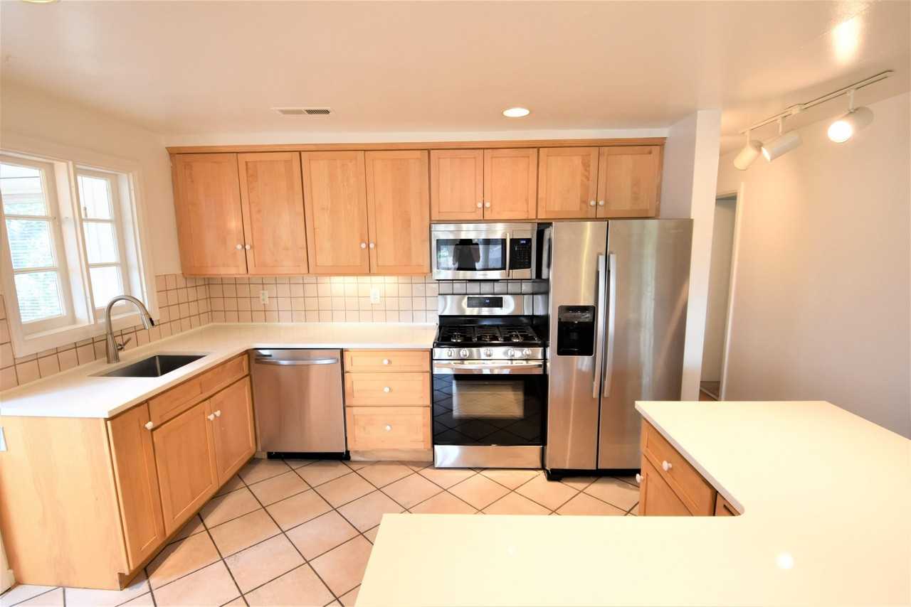 709 18th St - Photo 6 of 17