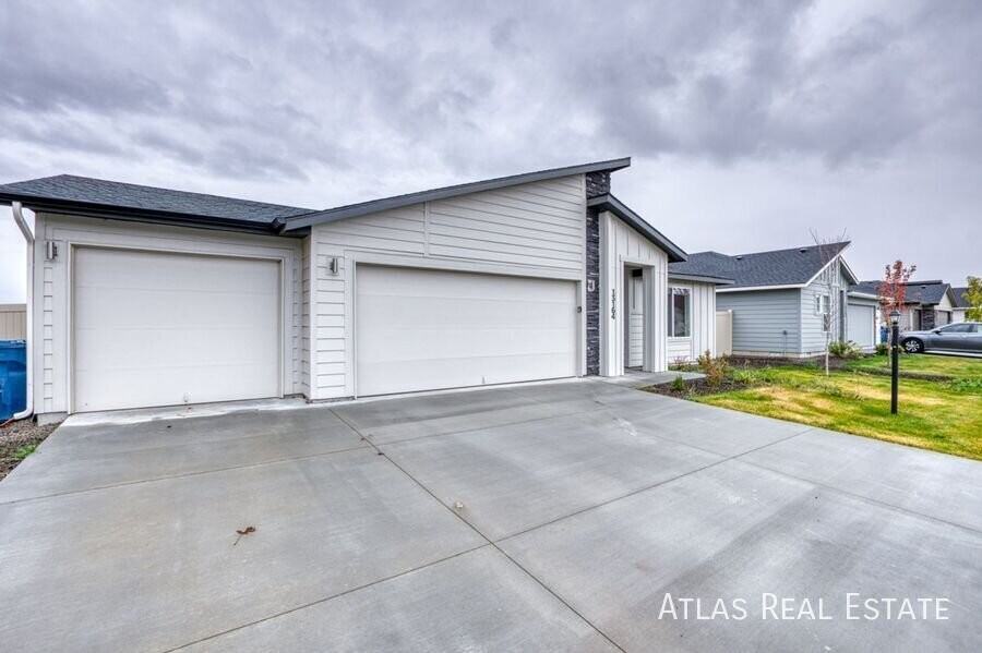 13164 S Coquille River Ave - Photo 3 of 28