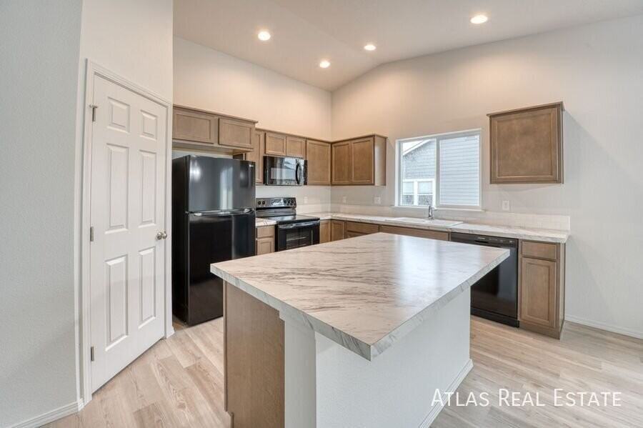 13164 S Coquille River Ave - Photo 6 of 28