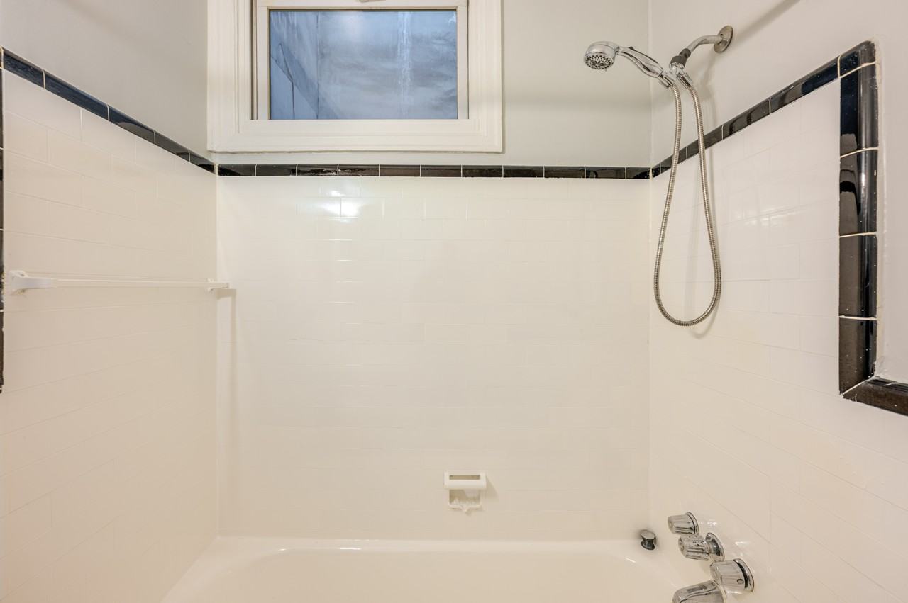 1522 Isherwood St Ne #4 - Photo 7 of 21