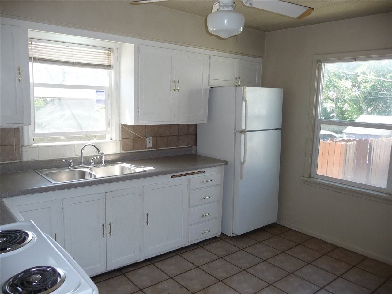 334 E Utopia Ave - Photo 3 of 7