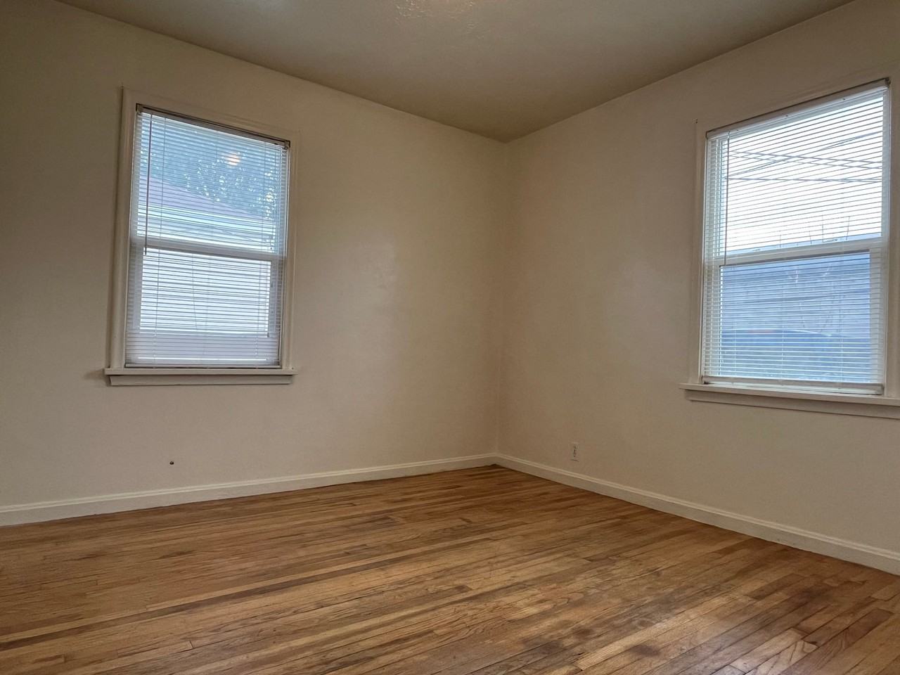 334 E Utopia Ave - Photo 4 of 7
