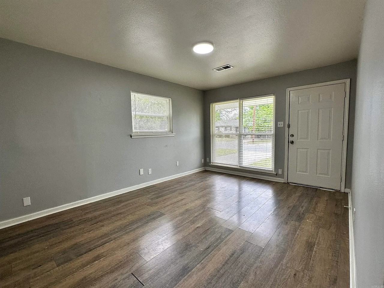512 Ellen Dr - Photo 2 of 11