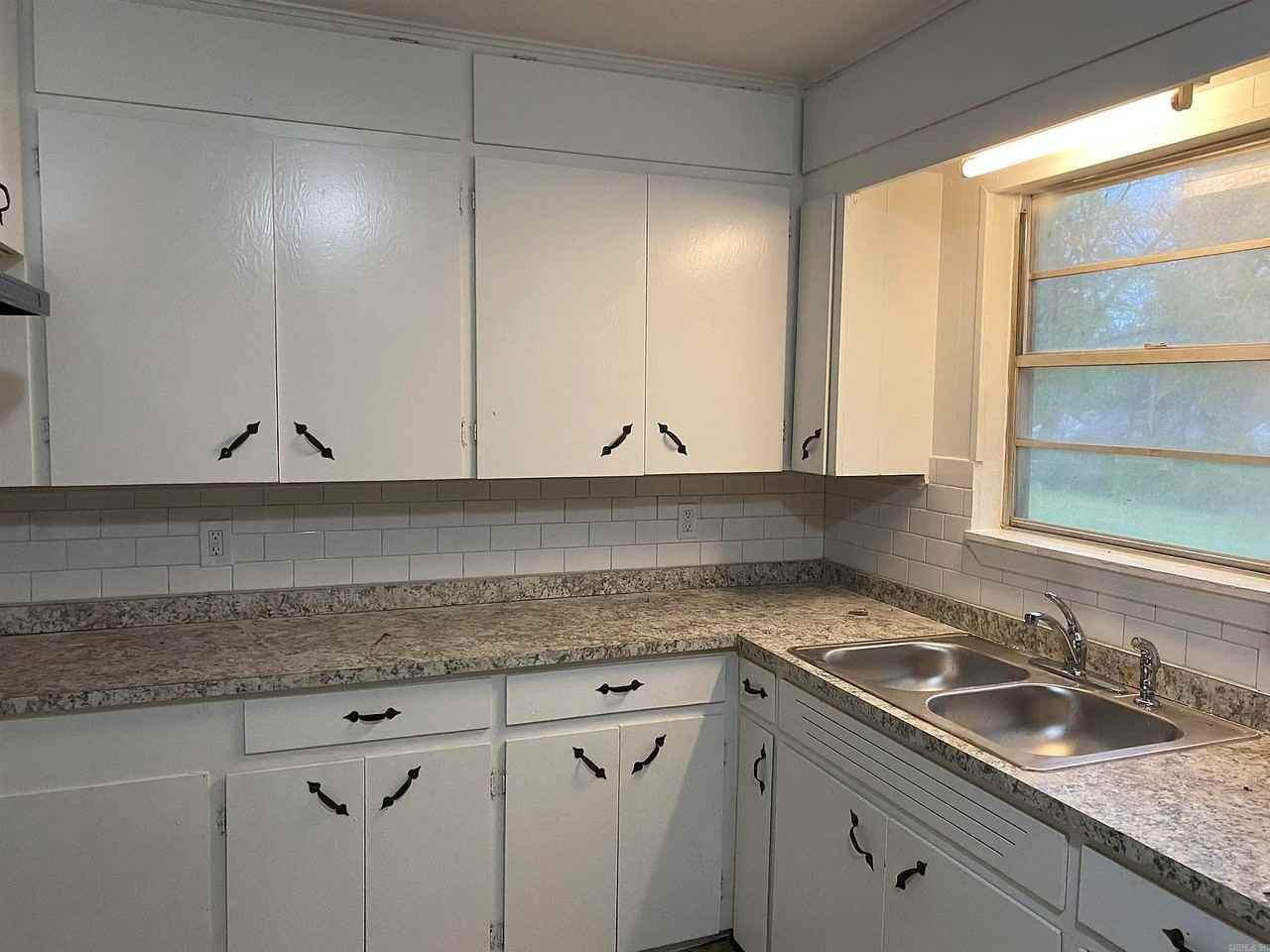 1510 W 38th St - Photo 4 of 14