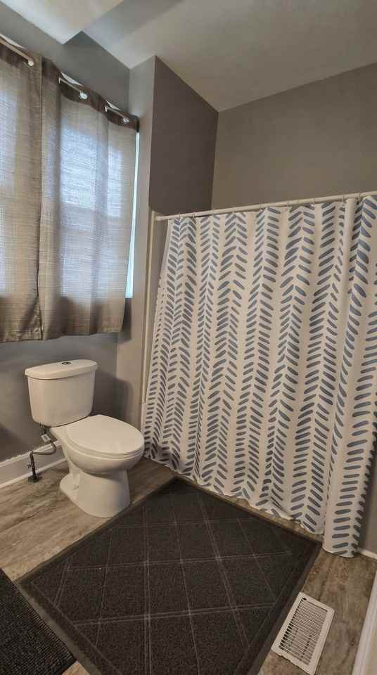 216 N Summit St #B - Photo 6 of 10