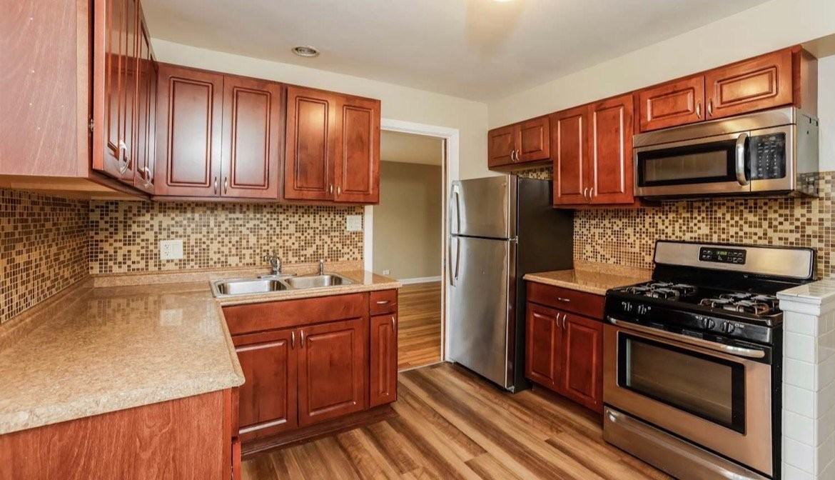 1608 Mulford St - Photo 3 of 10