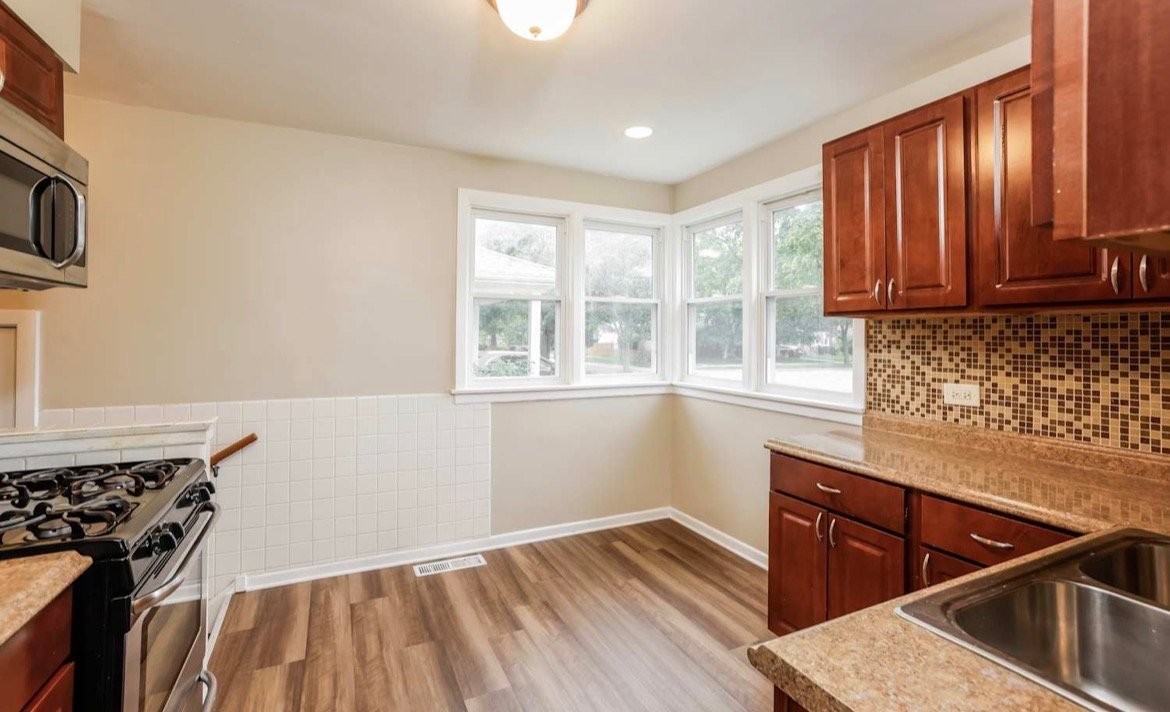 1608 Mulford St - Photo 5 of 10