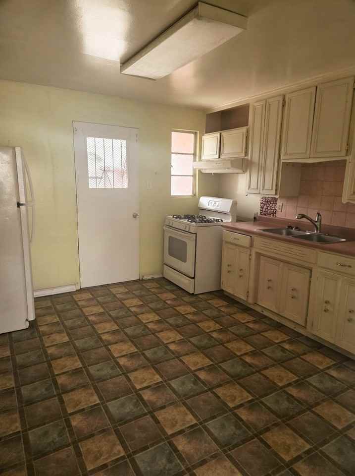 558 Schwabe St #NA - Photo 6 of 15