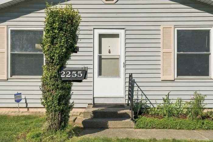 2255 Cardston Dr - Photo 2 of 20