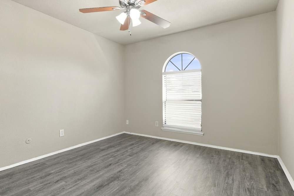 1533 Coffeyville Trl - Photo 2 of 10