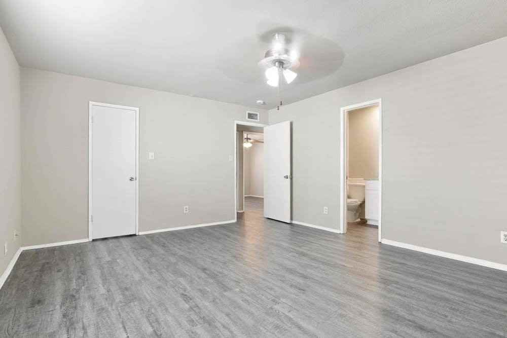 1533 Coffeyville Trl - Photo 4 of 10
