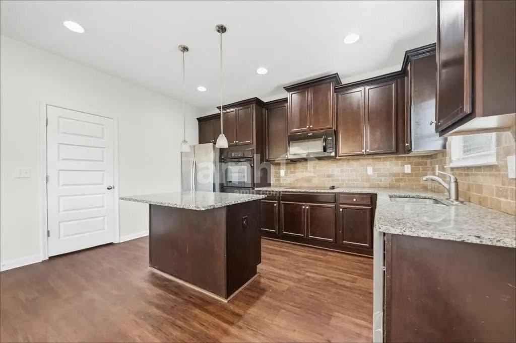 1001 Hartwell Rd - Photo 4 of 19