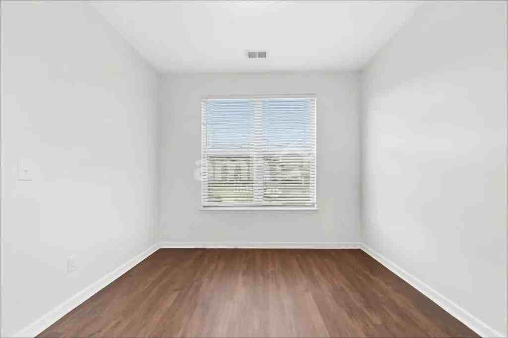 1001 Hartwell Rd - Photo 5 of 19