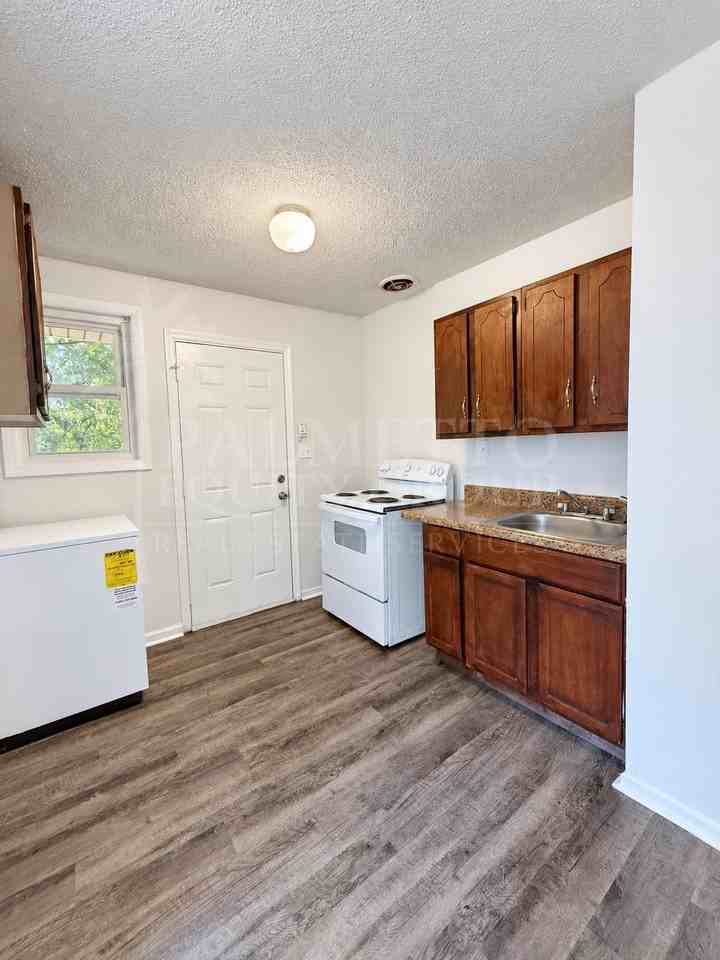 1304 Cartwright Dr - Photo 4 of 9