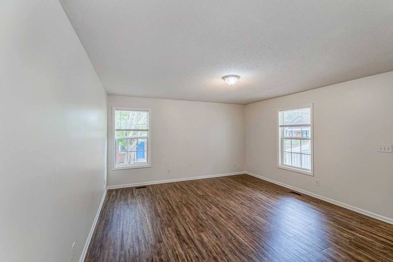 215 Asbury Ave - Photo 4 of 15
