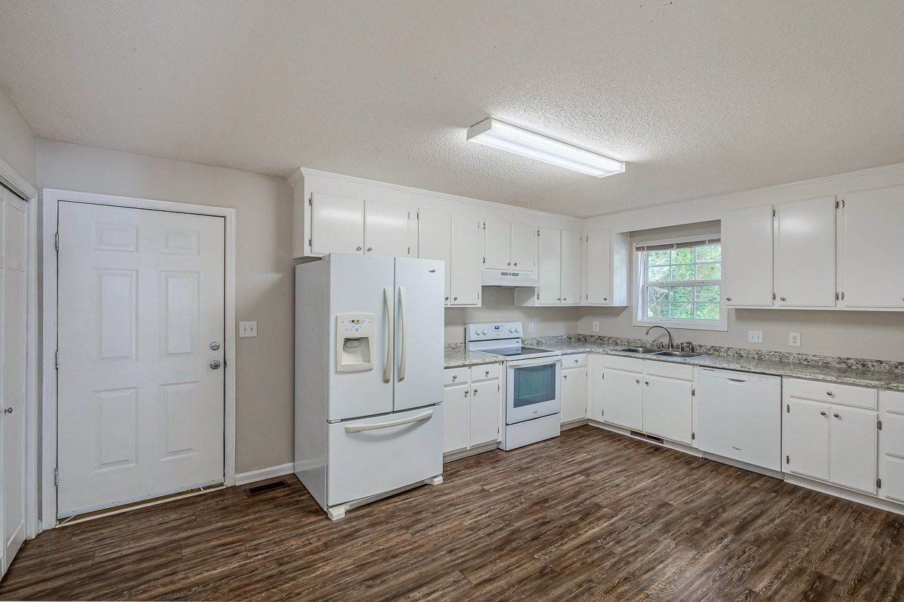 215 Asbury Ave - Photo 5 of 15