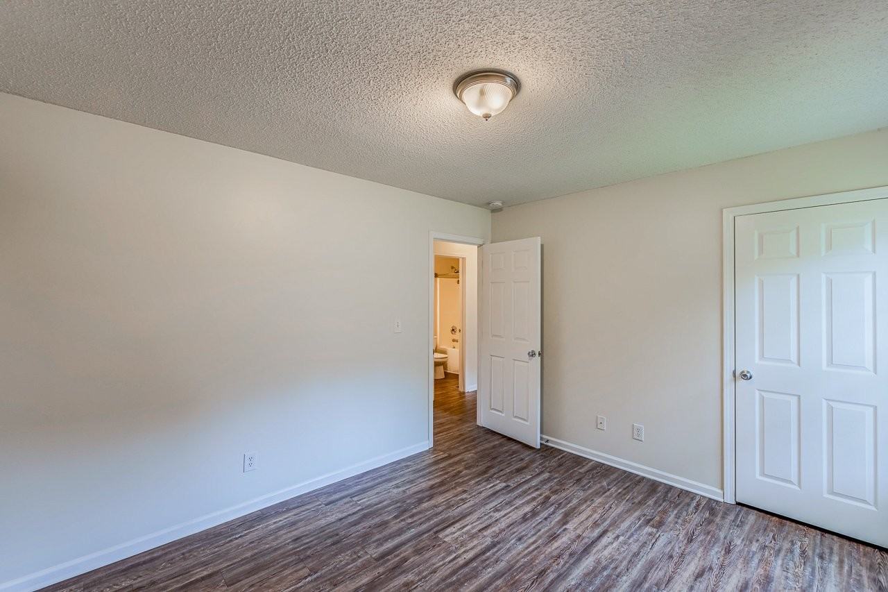 215 Asbury Ave - Photo 7 of 15