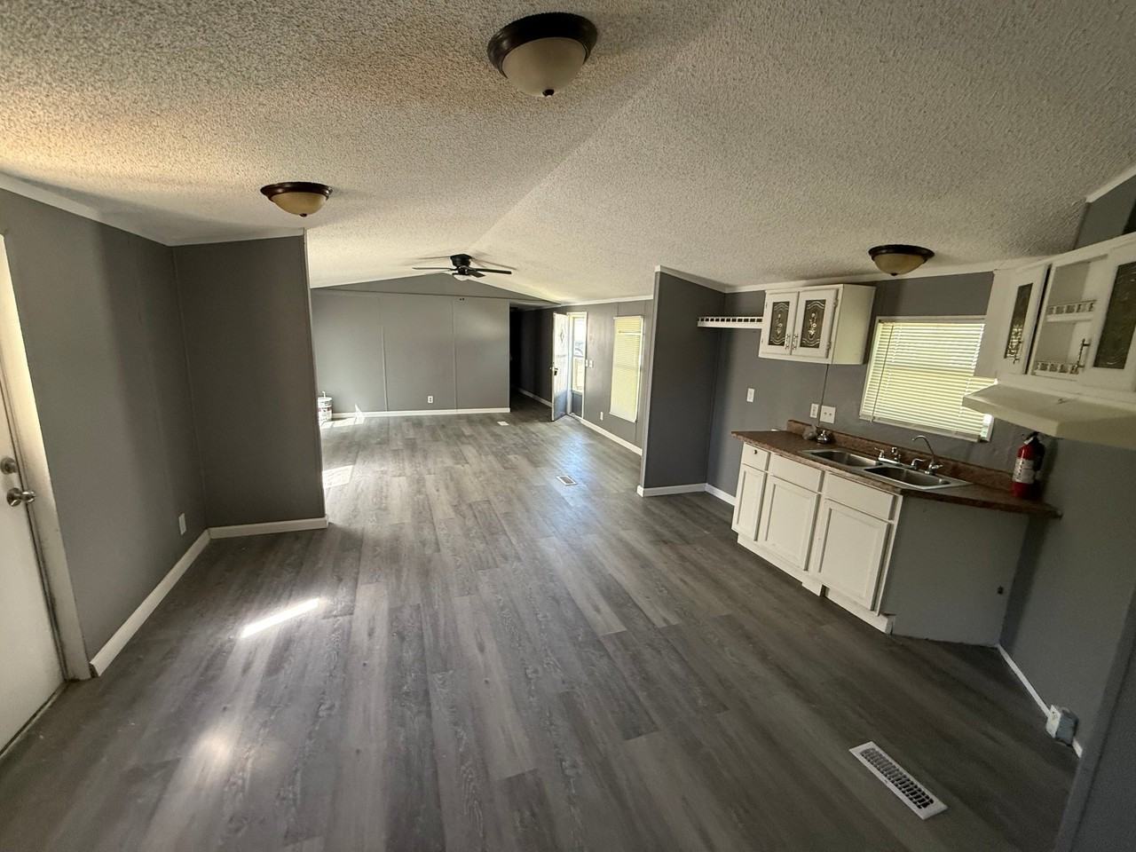 1400 E Avenue H #1 - Photo 4 of 5