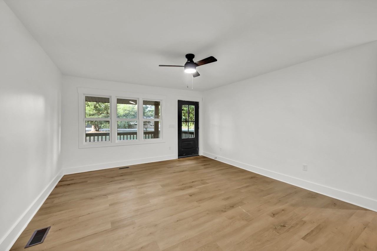 2128 Yaupon Dr - Photo 2 of 17