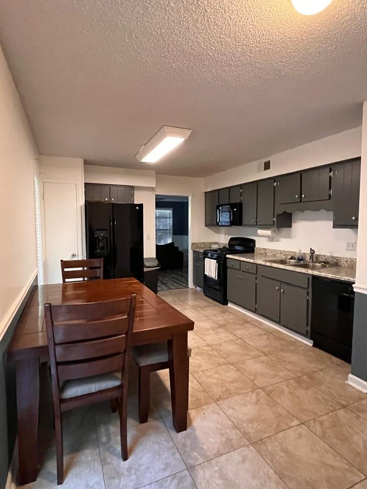 365 Bouldincrest Ave - Photo 5 of 11