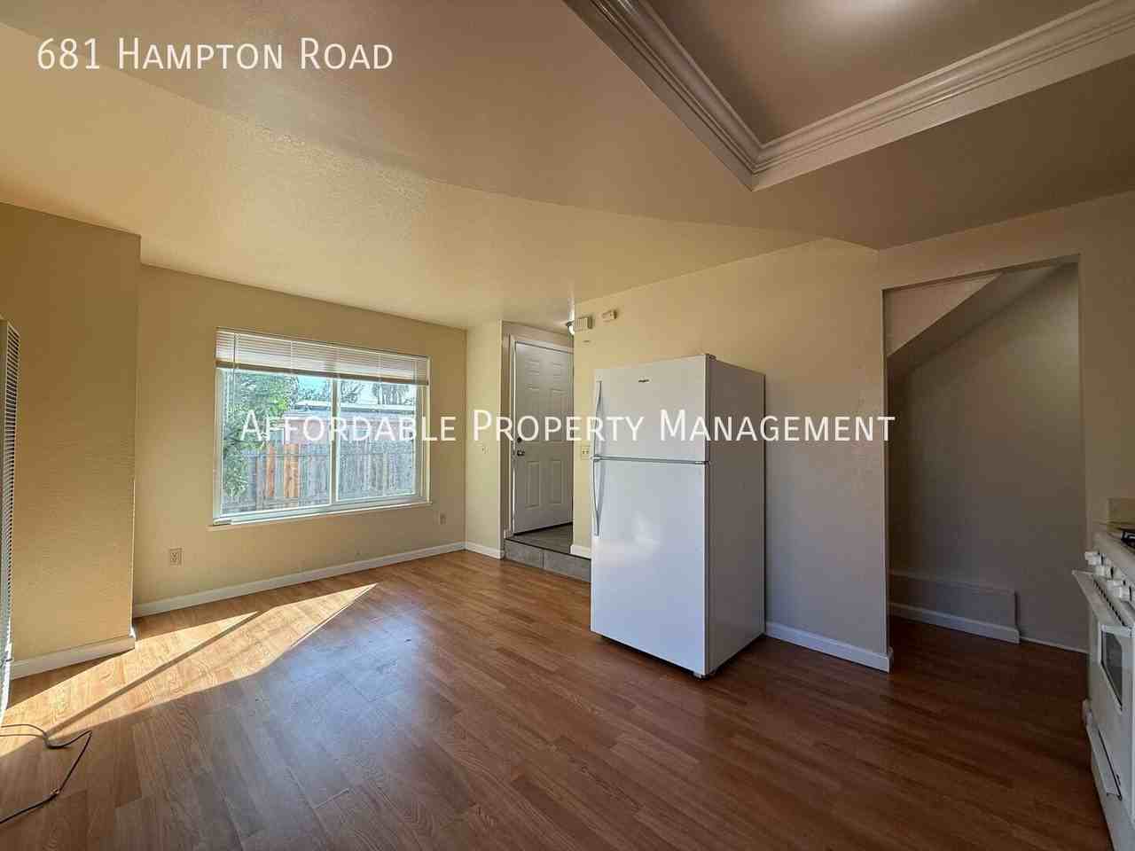 681 Hampton Rd - Photo 4 of 12