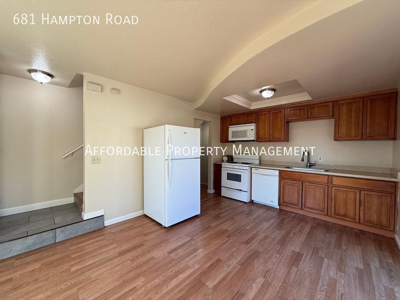 681 Hampton Rd - Photo 5 of 12