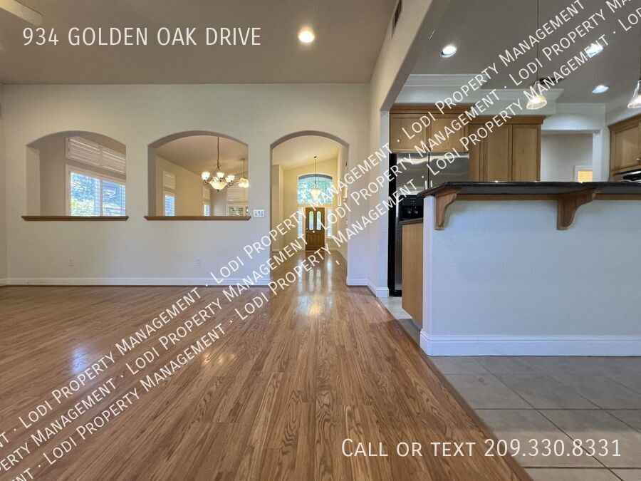 934 Golden Oak Dr - Photo 4 of 43