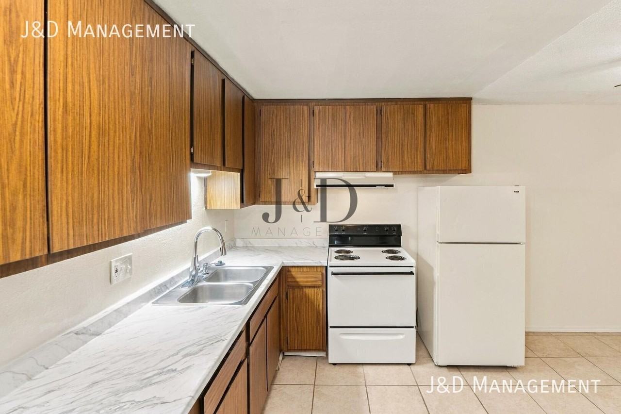 4260 44th St #111 - Photo 4 of 19