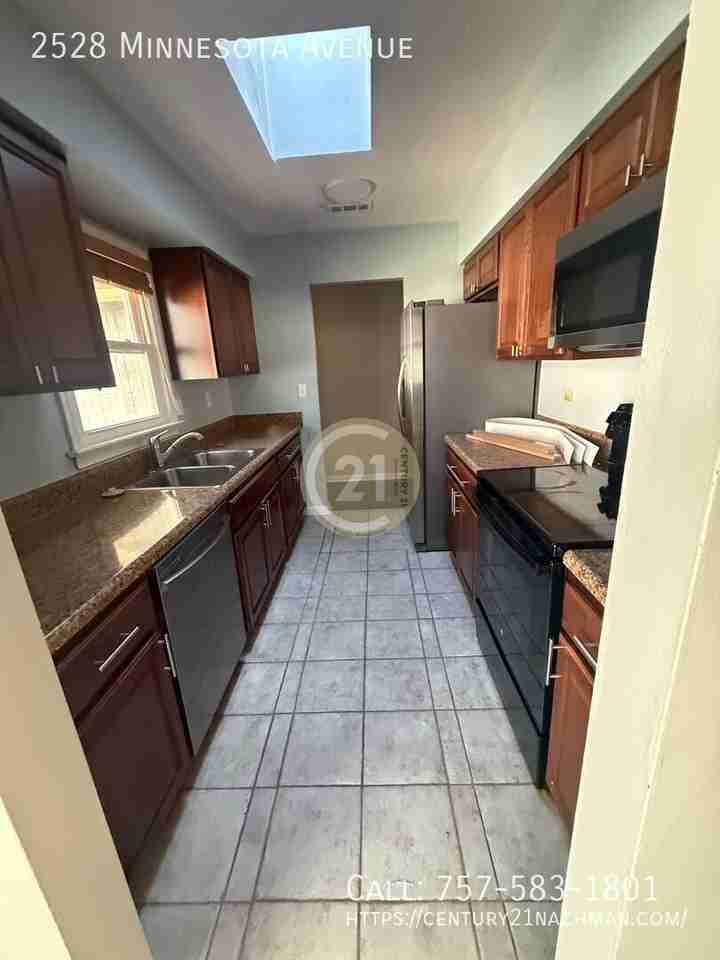 2528 Minnesota Ave - Photo 3 of 12