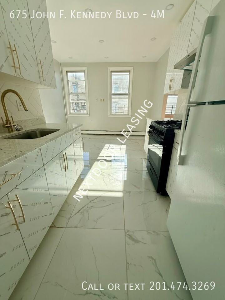 675 Kennedy Blvd #4M - Photo 4 of 17
