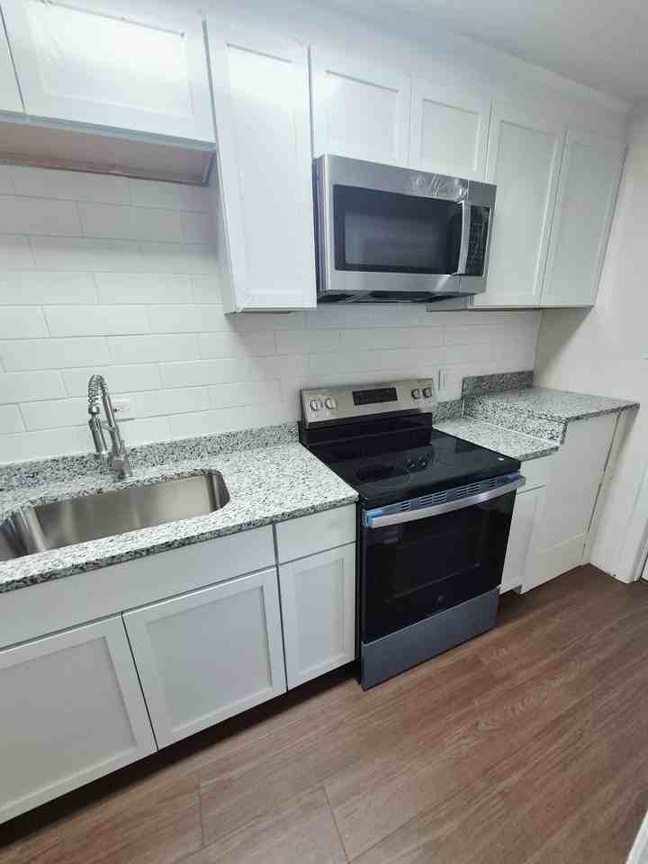 928 Whitestone Drive - Photo 3 of 17
