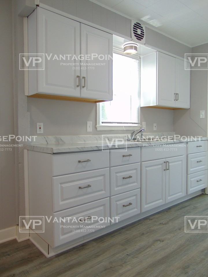 1115 Suydam St #1 - Photo 6 of 27