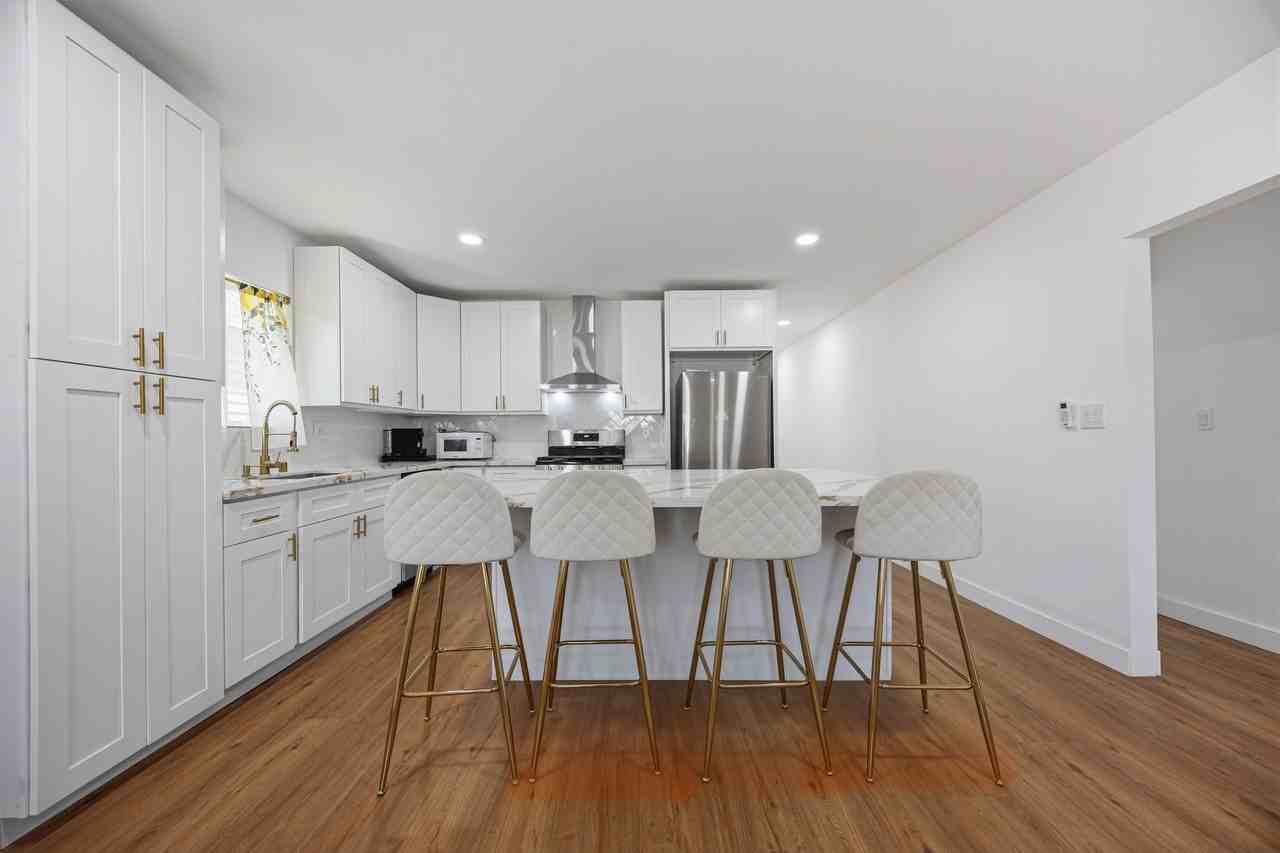 620 W 42nd Pl #1 - Photo 5 of 30