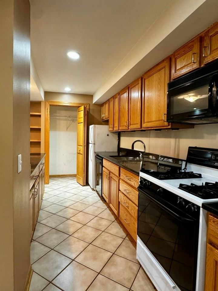 2435 West Superior Street, Unit G - Photo 2 of 8
