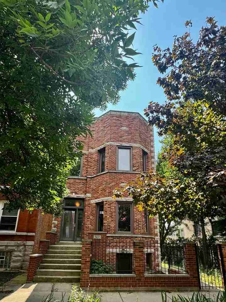 2435 West Superior Street, Unit G - Photo 4 of 8