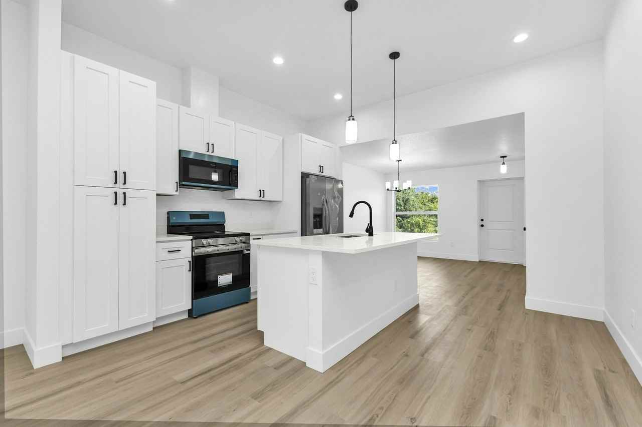 27087 Washington St - Photo 3 of 15