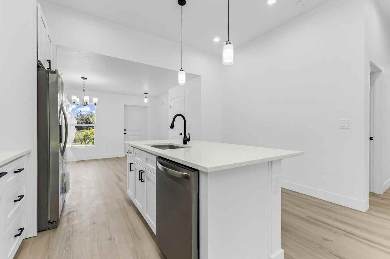 27087 Washington St - Photo 4 of 15