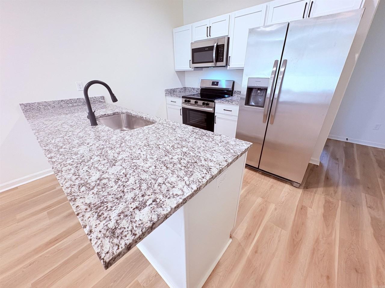 1005 Johnson St - Photo 4 of 21