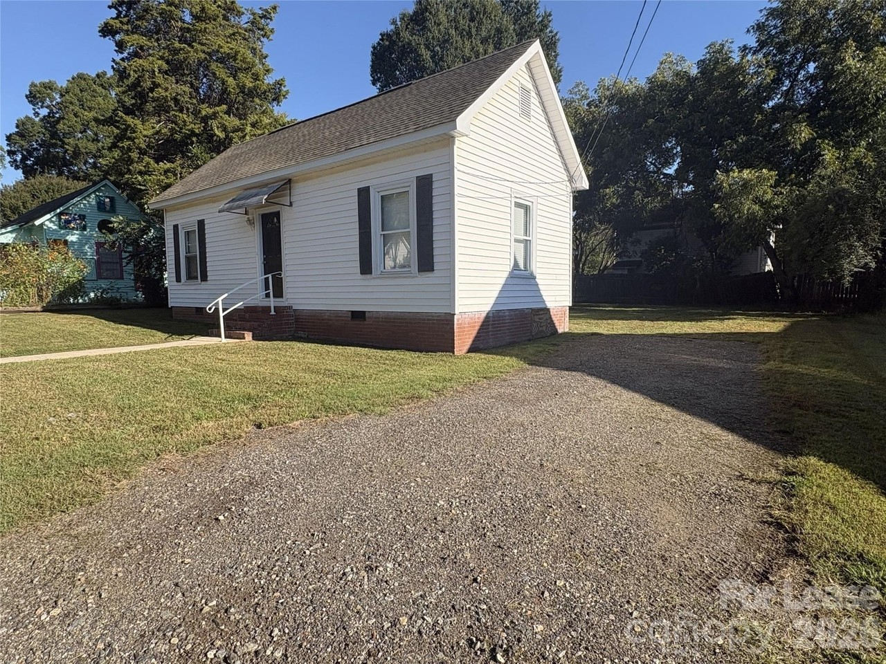 332 E Lowrance Ave - Photo 2 of 21